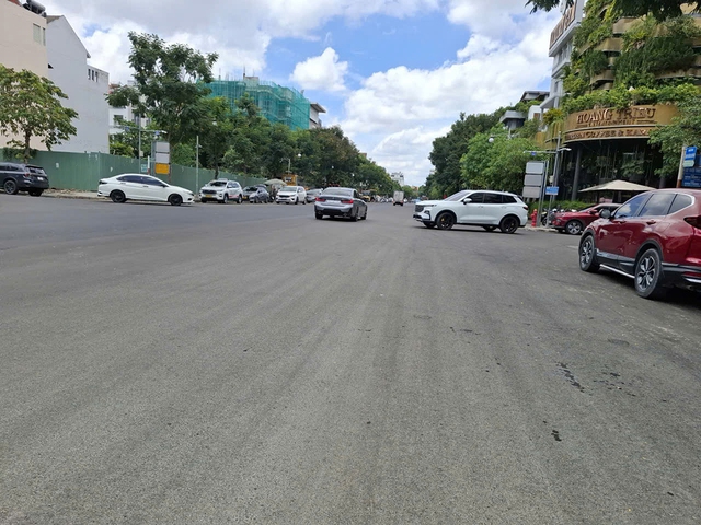 Bạn đọc viết: Nguy hiểm khi đường chưa c&oacute; vạch kẻ ph&acirc;n l&agrave;n  - Ảnh 2.