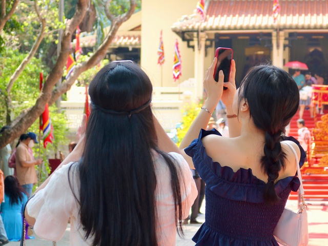 Sống trong thời đại ‘sống ảo’, vẫn có người sợ… máy ảnh - Ảnh 2.