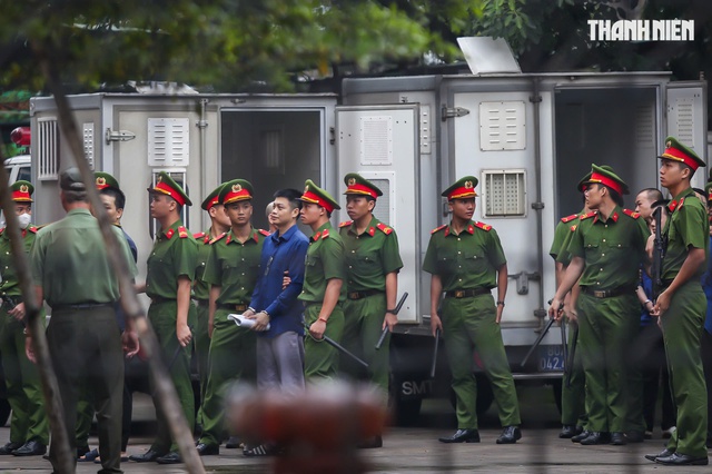 Áp giải trùm giang hồ Bình 'Kiểm' và đồng phạm đến tòa- Ảnh 3.