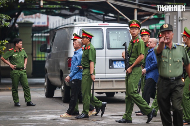 Áp giải trùm giang hồ Bình 'Kiểm' và đồng phạm đến tòa- Ảnh 1.