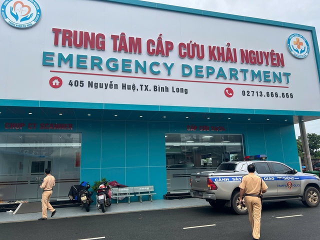 CSGT dùng xe chuyên dụng cứu nguy bé trai 1 tuổi khó thở, tím tái toàn thân- Ảnh 1.