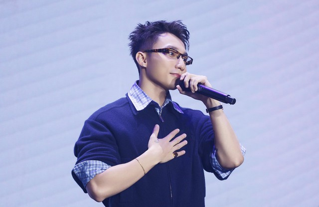 Sơn T&ugrave;ng M-TP th&aacute;o mắt k&iacute;nh tặng fan tr&ecirc;n s&acirc;n khấu - Ảnh 2.