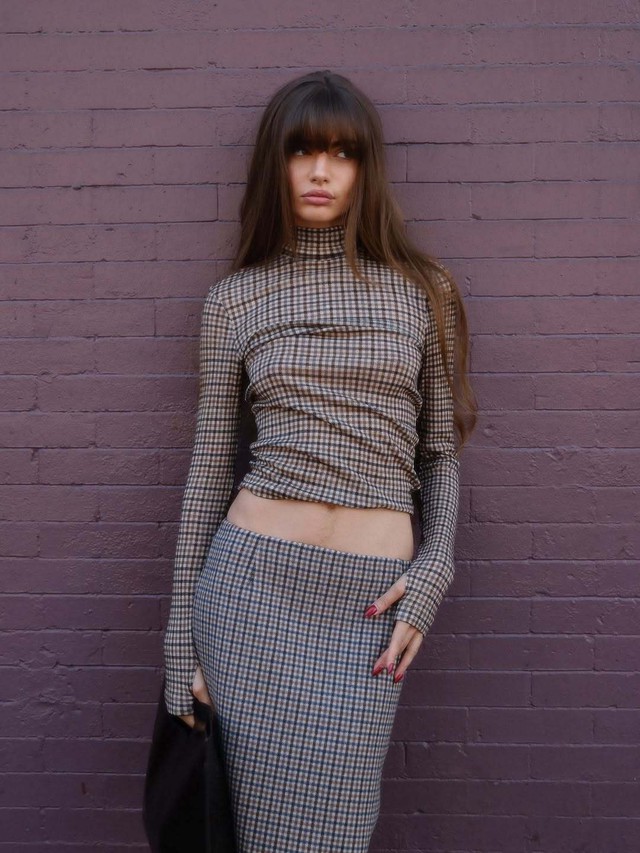 Chân váy cổ điển trở lại, đẹp từ công sở đến đường phố- Ảnh 8.