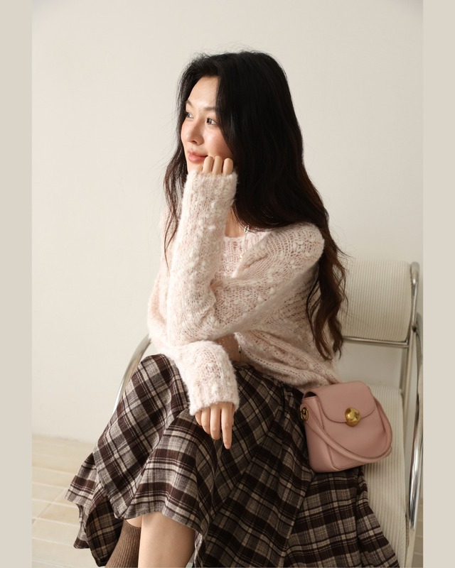 Chân váy cổ điển trở lại, đẹp từ công sở đến đường phố- Ảnh 2.