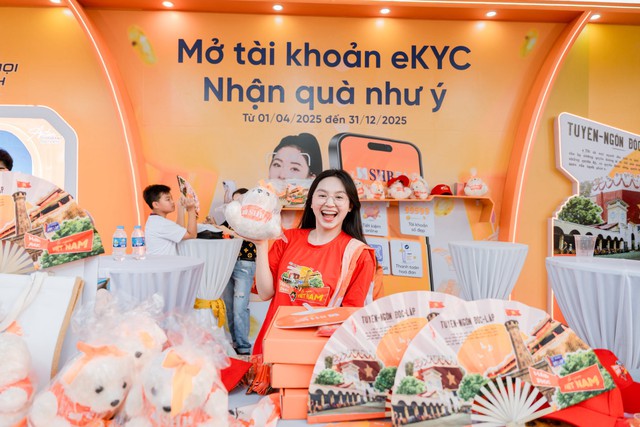 V Fest tưng bừng, giới trẻ check-in tại ‘góc sống ảo’ của SHB- Ảnh 3. V Fest tưng bừng, giới trẻ check-in tại ‘góc sống ảo’ của SHB- Ảnh 3.