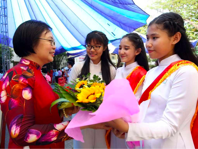 Tôn nghiêm trong giáo dục: Học trò ngày nay có còn ' sợ ' thầy không? - Ảnh 1.
