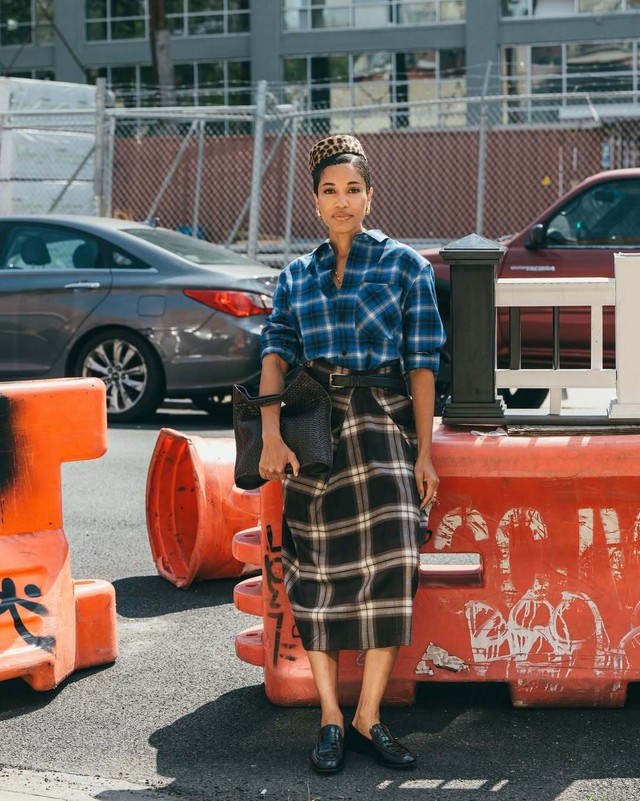 Chân váy cổ điển trở lại, đẹp từ công sở đến đường phố- Ảnh 3.