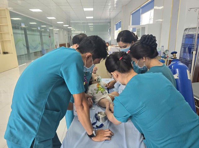 CSGT dùng xe chuyên dụng cứu nguy bé trai 1 tuổi khó thở, tím tái toàn thân- Ảnh 4.