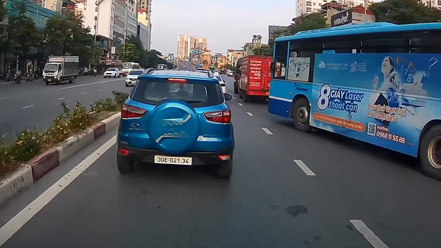 Ô tô con phanh dúi dụi vì bị xe buýt 'c…