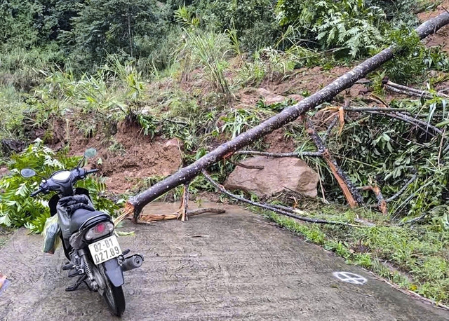 Quảng Ngãi: Tỉnh lộ 674 sạt lở nghiêm trọng, giao thông bị chia cắt - Ảnh 1.
