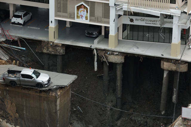 Hố tử thần Bangkok s&acirc;u 50 m bất ngờ xuất hiện giữa l&ograve;ng th&agrave;nh phố - Ảnh 5.