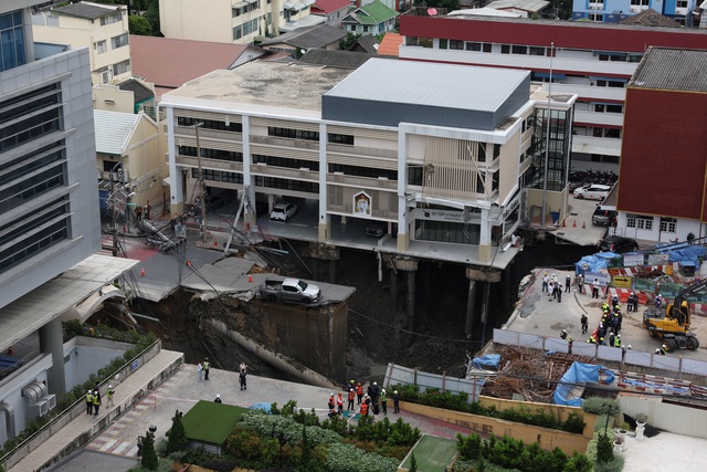 Hố tử thần Bangkok s&acirc;u 50 m bất ngờ xuất hiện giữa l&ograve;ng th&agrave;nh phố - Ảnh 2.