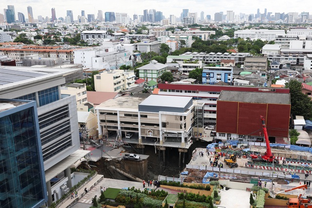 Hố tử thần Bangkok s&acirc;u 50 m bất ngờ xuất hiện giữa l&ograve;ng th&agrave;nh phố - Ảnh 4.