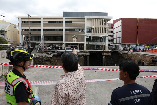 Hố tử thần Bangkok s&acirc;u 50 m bất ngờ xuất hiện giữa l&ograve;ng th&agrave;nh phố - Ảnh 7.