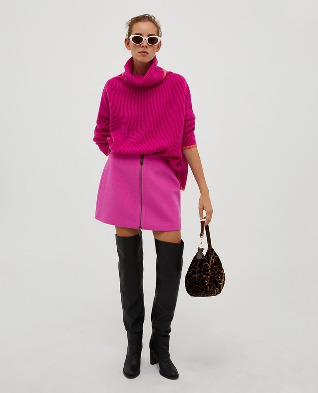 Áo len hồng, biểu tượng nữ tính trở lại đầy cuốn hút - Ảnh 2.