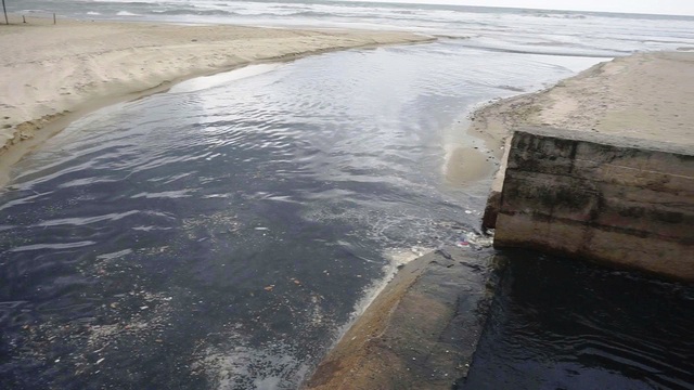 Đ&agrave; Nẵng quyết liệt xử l&yacute; t&igrave;nh trạng nước thải tr&agrave;n ra biển - Ảnh 1.