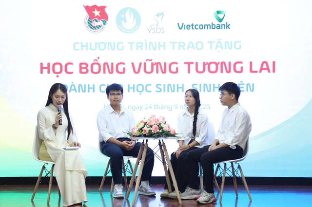 Trao học bổng Vững tương lai cho sinh viên vượt khó trong học tập - Ảnh 4.