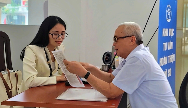 Hà Nội triển khai 'văn phòng lưu động' giúp người yếu thế làm thủ tục hành chính - Ảnh 1.