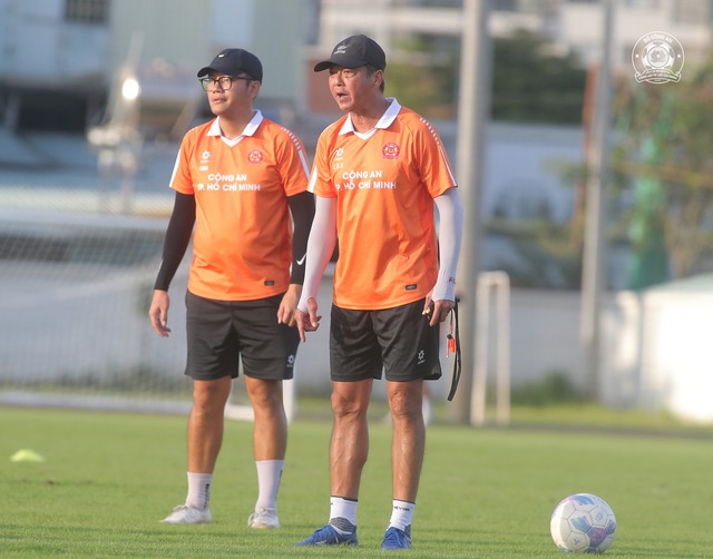 CLB CA TP.HCM và HLV Huỳnh Đức đã tăng tốc, sẵn sàng đua vô địch V-League
- Ảnh 2.