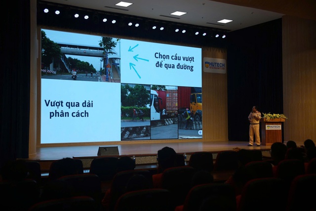 Quá nhiều sinh viên băng qua đường sai, CSGT TP.HCM vào tận trường đại học tuyên truyền - Ảnh 1.