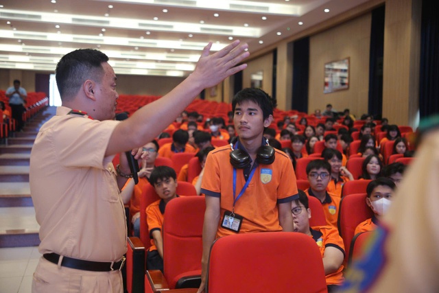 Quá nhiều sinh viên băng qua đường sai, CSGT TP.HCM vào tận trường đại học tuyên truyền - Ảnh 2.