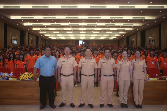 Quá nhiều sinh viên băng qua đường sai, CSGT TP.HCM vào tận trường đại học tuyên truyền - Ảnh 3.
