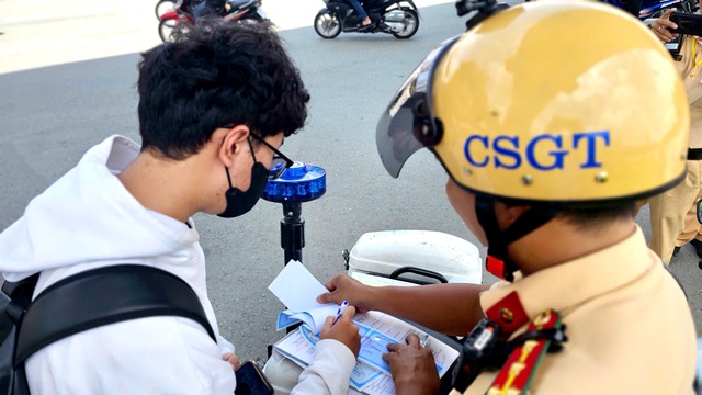 Quá nhiều sinh viên băng qua đường sai, CSGT TP.HCM vào tận trường đại học tuyên truyền - Ảnh 4.