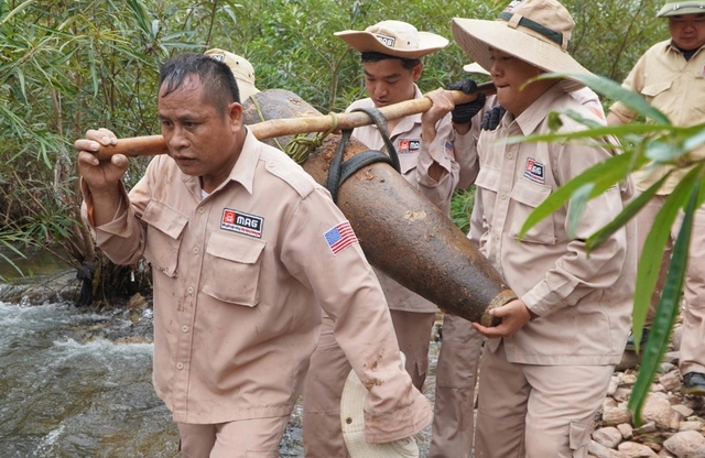 Người d&acirc;n ph&aacute;t hiện quả bom nặng 241 kg khi đi bắt c&aacute; ở Quảng Trị- Ảnh 2.