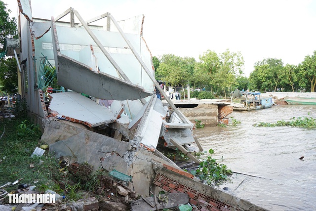 S&ocirc;ng Tiền tiếp tục sạt lở, cuộc sống h&agrave;ng chục hộ d&acirc;n bị đe dọa - Ảnh 1.