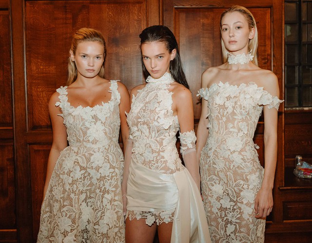 Thương hiệu Việt gây choáng sàn diễn London với kỹ thuật mạ vàng trang phục - Ảnh 11.