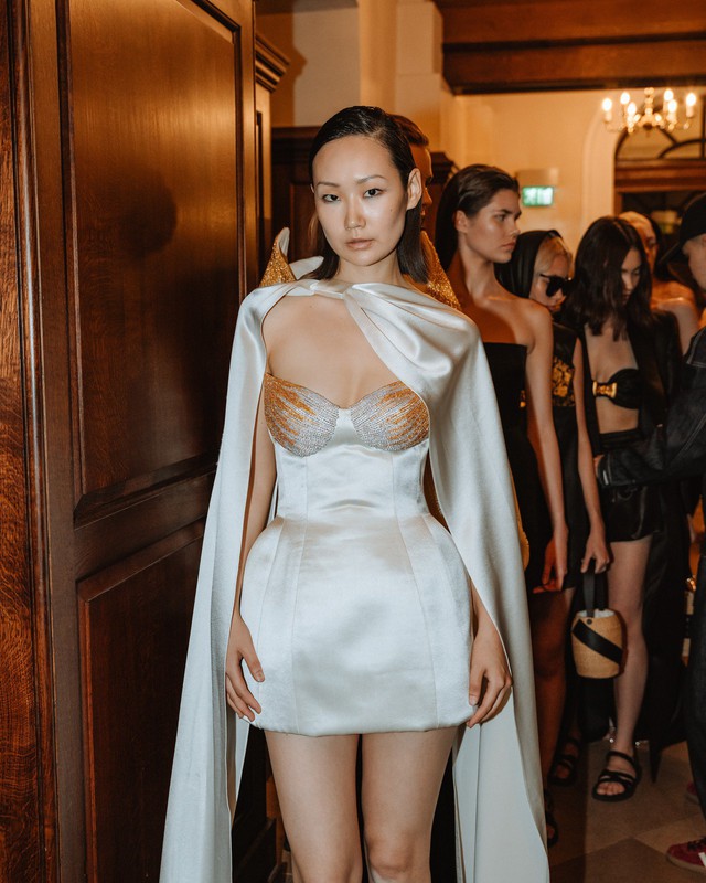 Thương hiệu Việt gây choáng sàn diễn London với kỹ thuật mạ vàng trang phục - Ảnh 12.