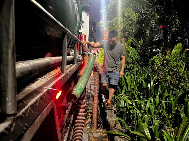 Bắt 3 người xả chất thải bể phốt xuống sông Tô Lịch- Ảnh 2.