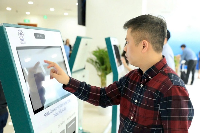 Hà Nội triển khai 'văn phòng lưu động' giúp người yếu thế làm thủ tục hành chính - Ảnh 2.