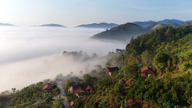 'Xóm' nhỏ giữa đại ngàn và góc ẩn trú trong vịnh đậm chất thiên nhiên - Ảnh 1.