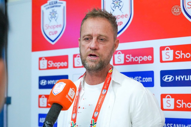 HLV Polking 'đừng nói CLB CAHN thắng may mắn', HLV Cebu cay đắng vì thua phút cuối- Ảnh 1.