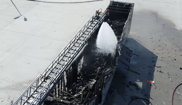 Xe tải bốc ch&aacute;y, 5 si&ecirc;u xe trị gi&aacute; gần 1,5 triệu USD bị thi&ecirc;u rụi - Ảnh 2.