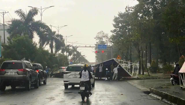 Pano khổng lồ đổ sập giữa phố Cà Mau, 3 người đi đường bị thương - Ảnh 1.