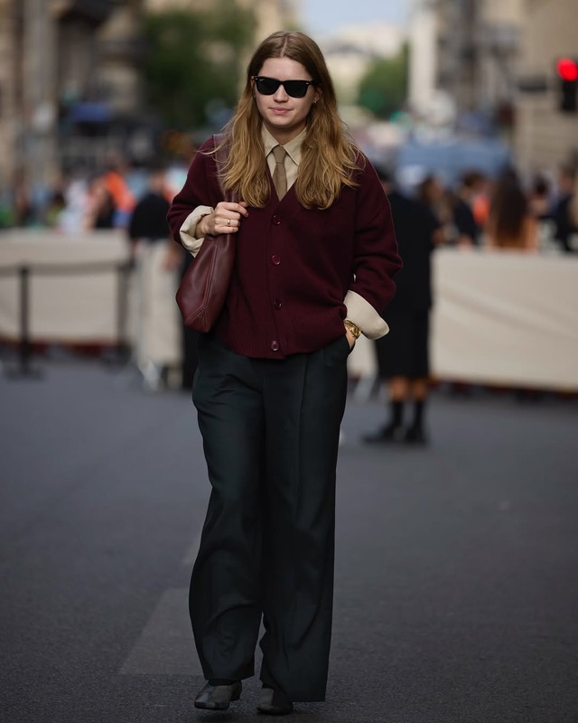 Đẹp 'lạnh lùng' với sắc đỏ tía kiêu kỳ trong ngày trở gió - Ảnh 2.