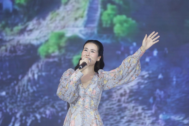 Á hậu Đỗ Cẩm Ly về trường đại học chào đón tân sinh viên - Ảnh 3.