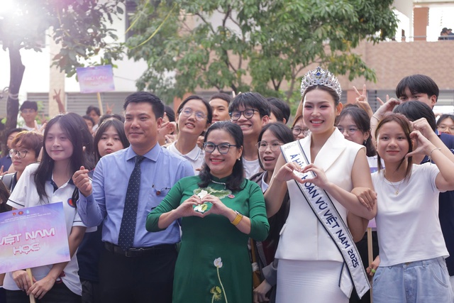 Á hậu Đỗ Cẩm Ly về trường đại học chào đón tân sinh viên - Ảnh 2.