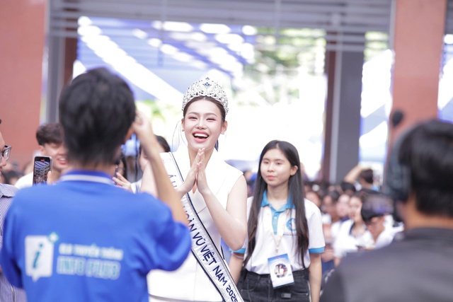 Á hậu Đỗ Cẩm Ly về trường đại học chào đón tân sinh viên - Ảnh 1.