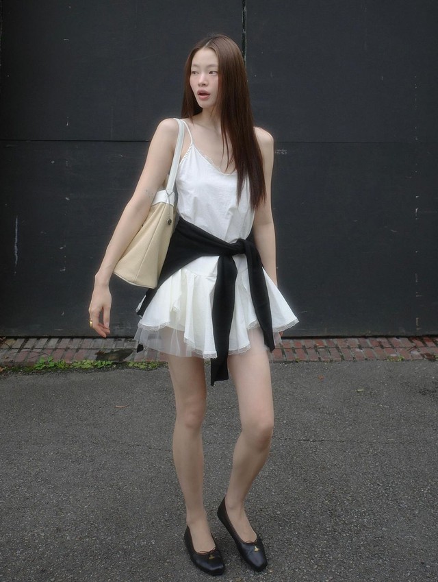 Suzy và Lisa (BlackPink) cùng mê mẩn một kiểu giày này, bạn đã sở hữu chưa?- Ảnh 7.