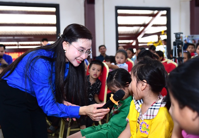 Tết Trung thu 2025 thắp sáng ước mơ cho thiếu nhi làng Nủ Lào Cai - Ảnh 2.