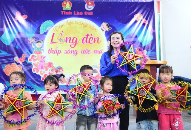 Tết Trung thu 2025 thắp sáng ước mơ cho thiếu nhi làng Nủ Lào Cai - Ảnh 1.