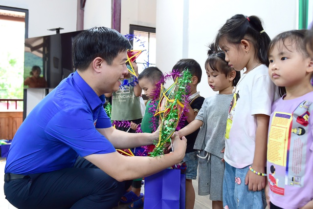 Tết Trung thu 2025 thắp sáng ước mơ cho thiếu nhi làng Nủ Lào Cai - Ảnh 5.