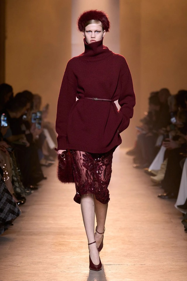 Đẹp 'lạnh lùng' với sắc đỏ tía kiêu kỳ trong ngày trở gió - Ảnh 7.