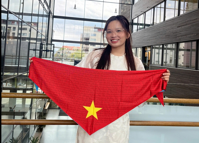 Thùy Dương trong trang phục áo dài tại Na Uy Thùy Dương trong trang phục áo dài tại Na Uy