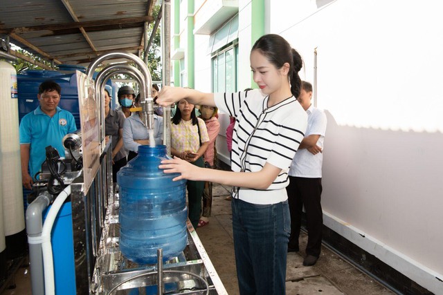 Chung dòng máu Lạc Hồng mang nước sạch và Bữa cơm đến trẻ em vùng sâu - Ảnh 5. Chung dòng máu Lạc Hồng mang nước sạch và Bữa cơm đến trẻ em vùng sâu - Ảnh 5.