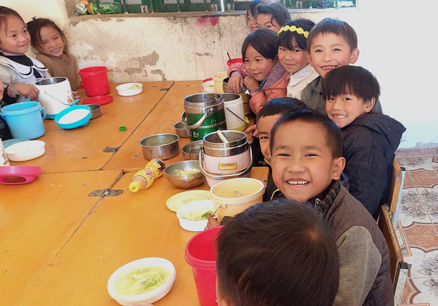 Chung dòng máu Lạc Hồng mang nước sạch và Bữa cơm đến trẻ em vùng sâu - Ảnh 1. Chung dòng máu Lạc Hồng mang nước sạch và Bữa cơm đến trẻ em vùng sâu - Ảnh 1.