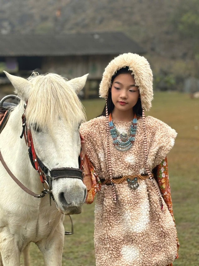 Phong cách thời trang ấn tượng của diễn viên nhí 'Đồi hành xác' - Ảnh 4.